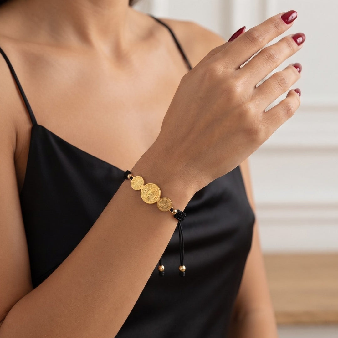 Pulseira São Bento com Medalhas em Corda Ajustável