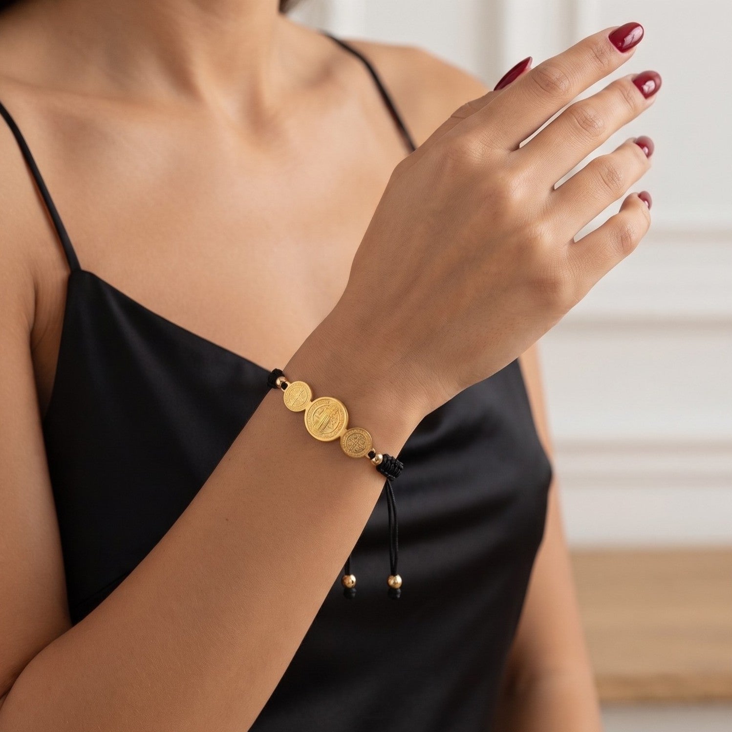 Pulseira São Bento com Medalhas em Corda Ajustável