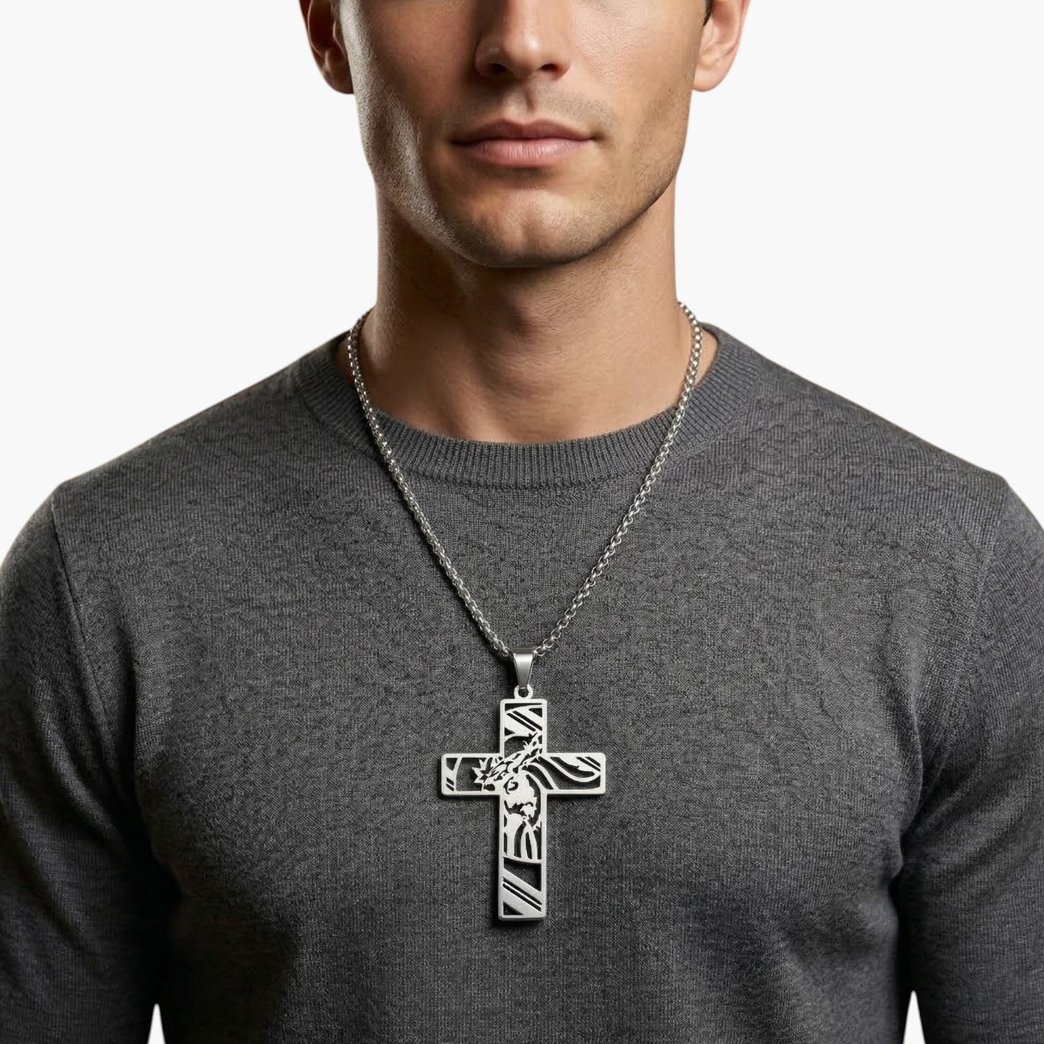 Colar Cruz Vazada em Aço Inoxidável