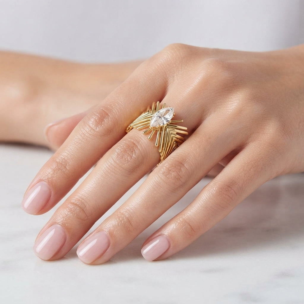 Anillo Statement con Patrón de Rayos y Circonita