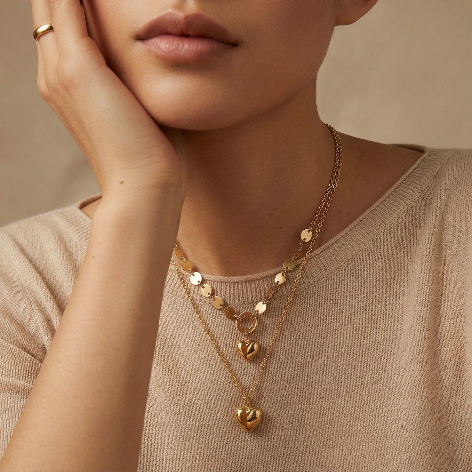 Conjunto de Colares Dourados em Camadas com Corações