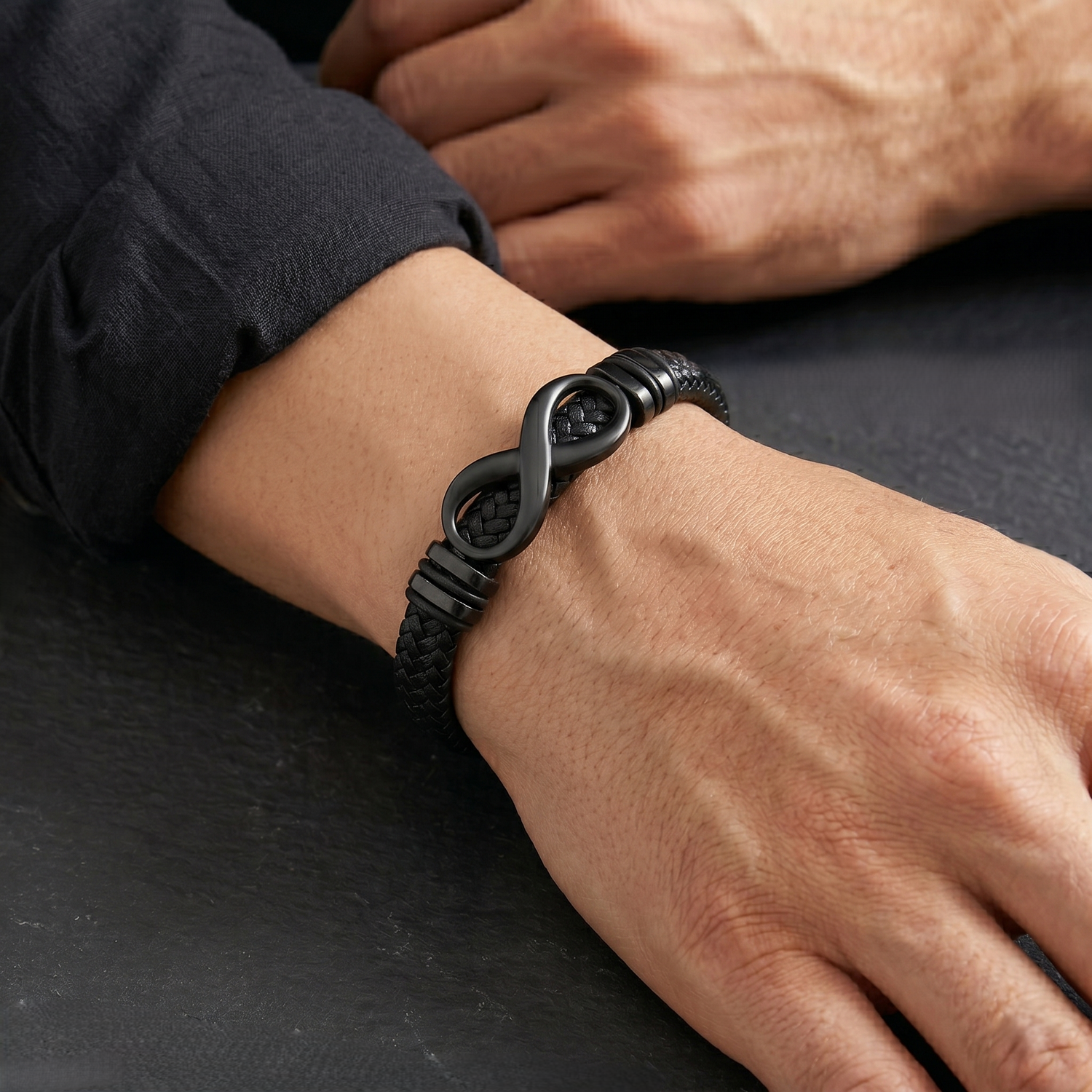 Pulseira Infinito em Couro e Aço Inoxidável
