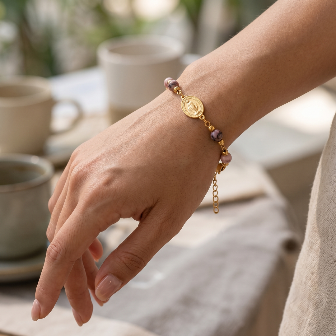 Pulseira Nossa Senhora Milagrosa em Aço Inoxidável Dourado com Pedras Naturais