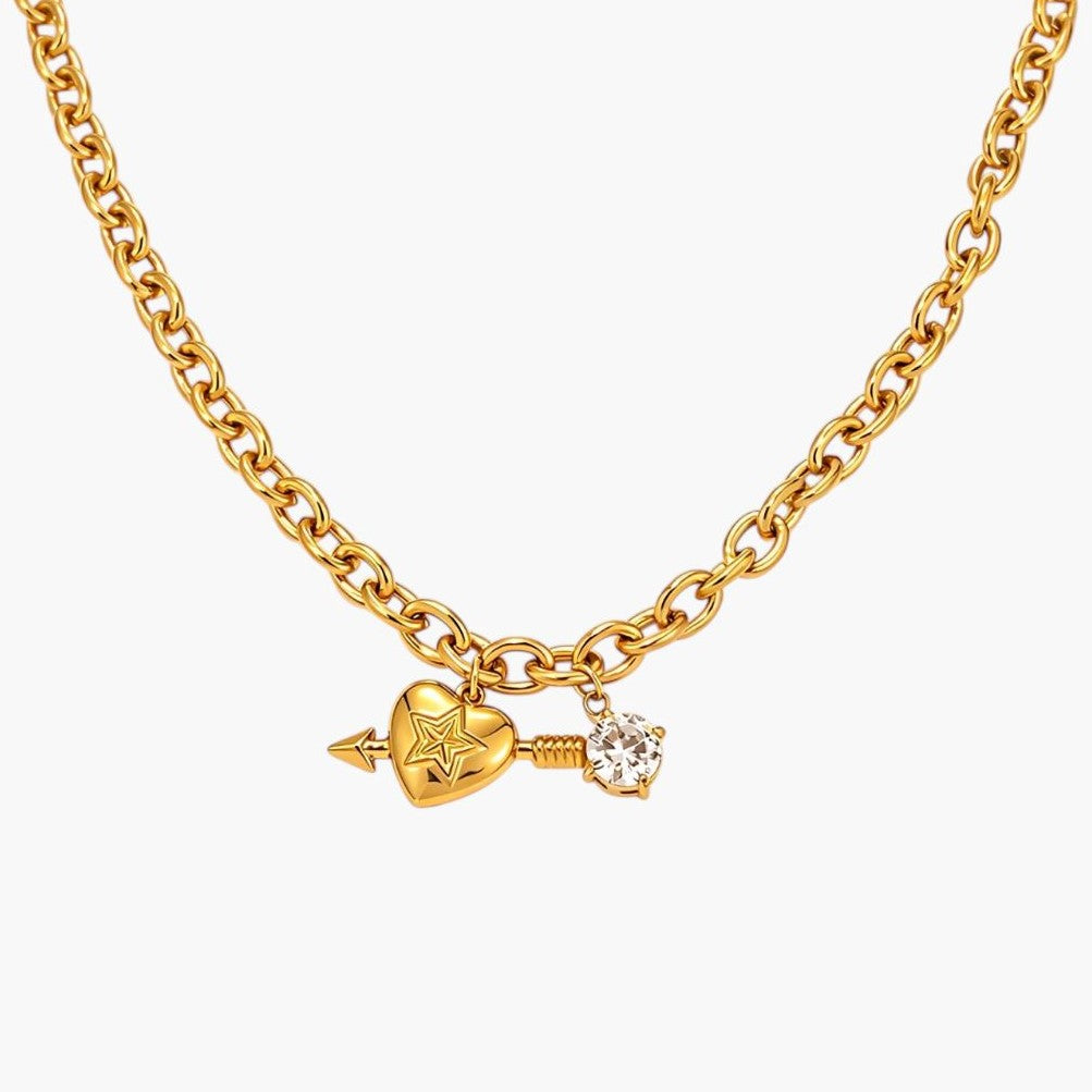 Collar de acero dorado con colgante de corazón y flecha