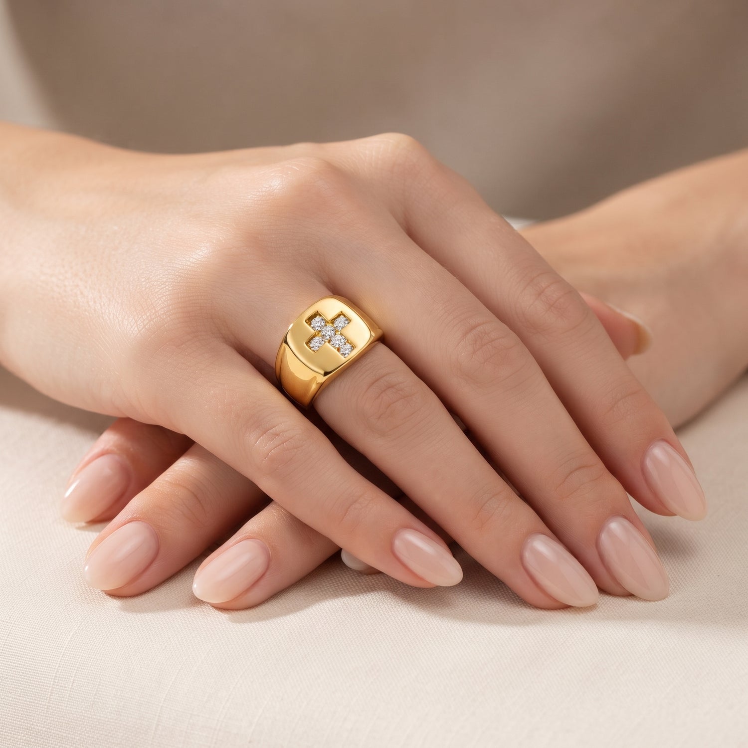 Anel Signet Cruz com Zircónias em Aço Inoxidável