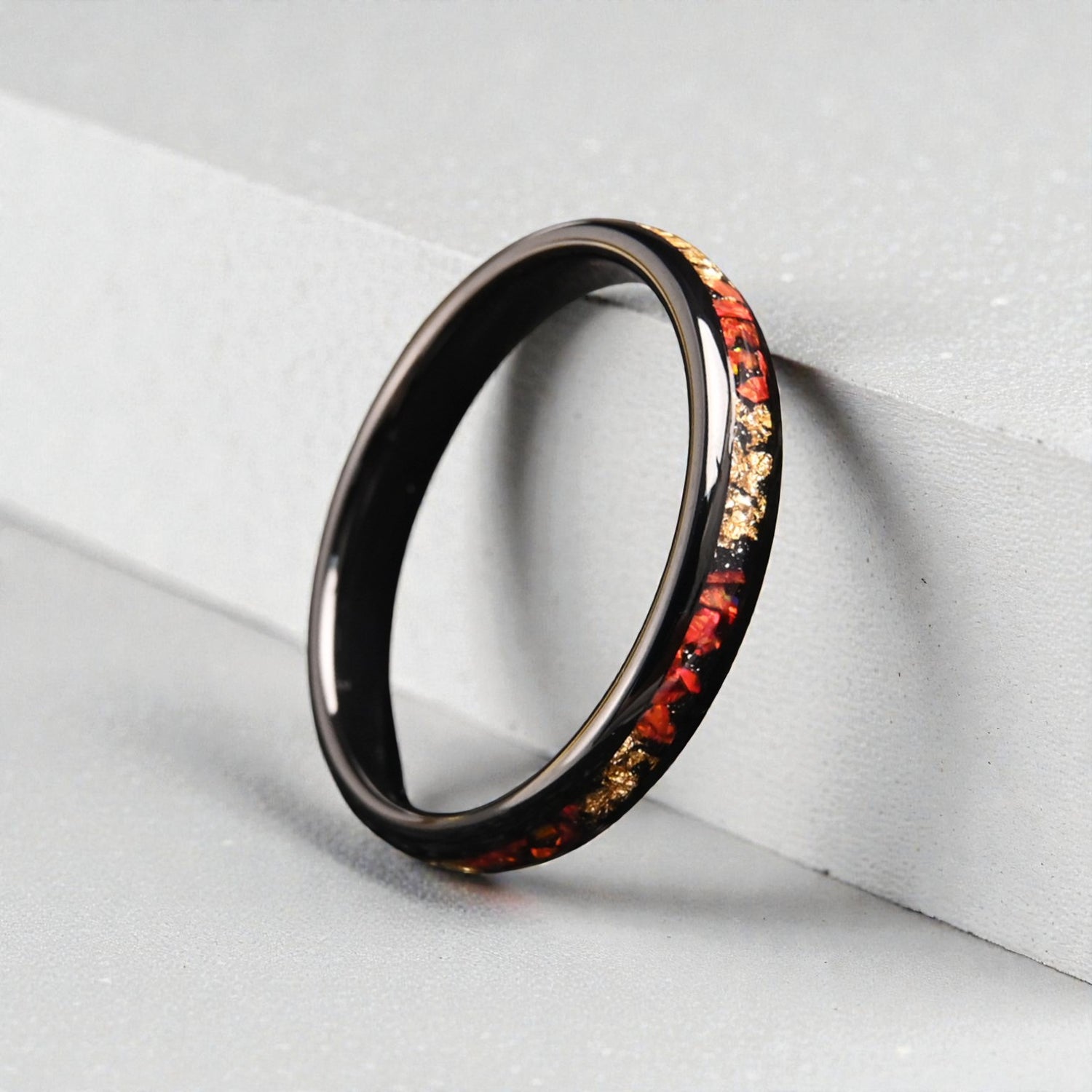 Anel de Tungsténio com Incrustação de Opala e Folha de Ouro