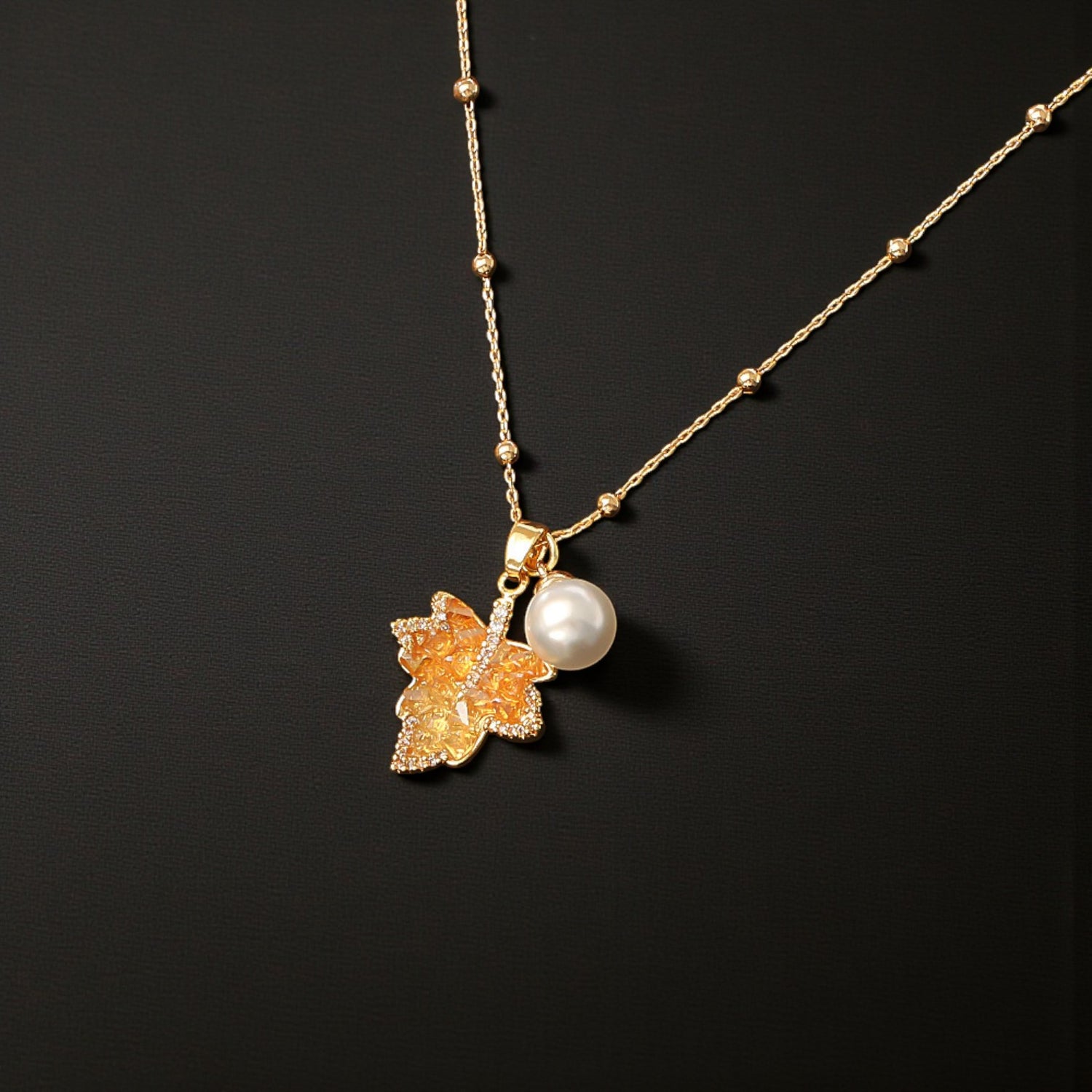 Colar Folha Elegance com Pérola