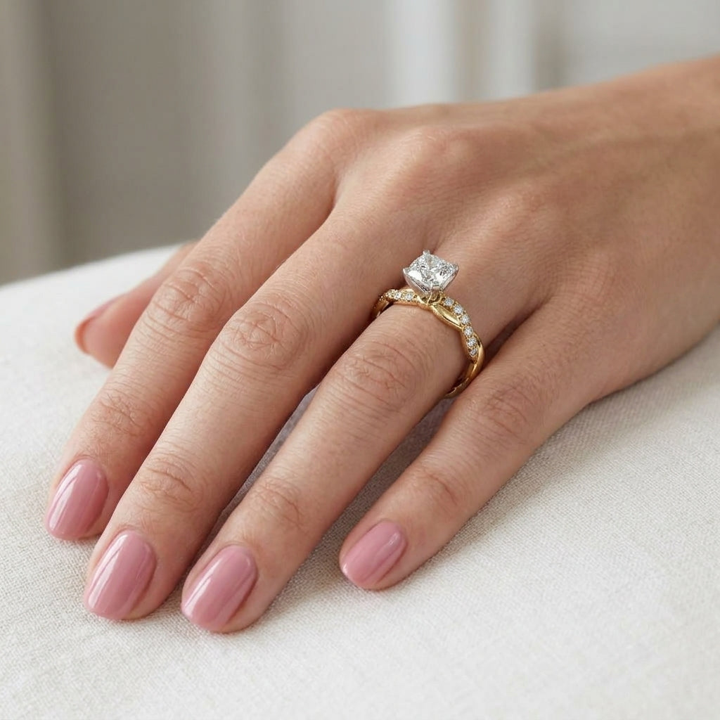 Anillo Solitario Trenzado con Circonita Cuadrada
