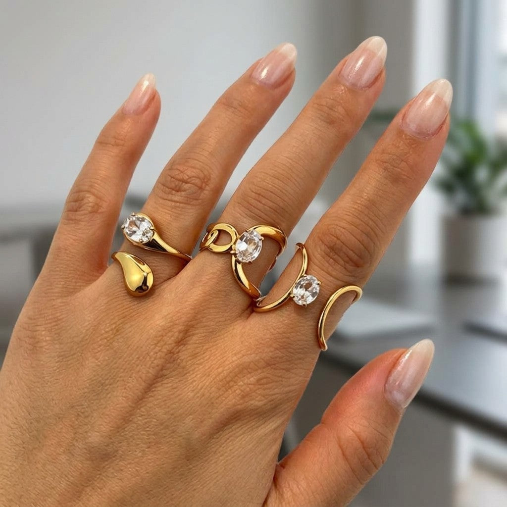 Anillo ajustable de acero dorado con circonita ovalada