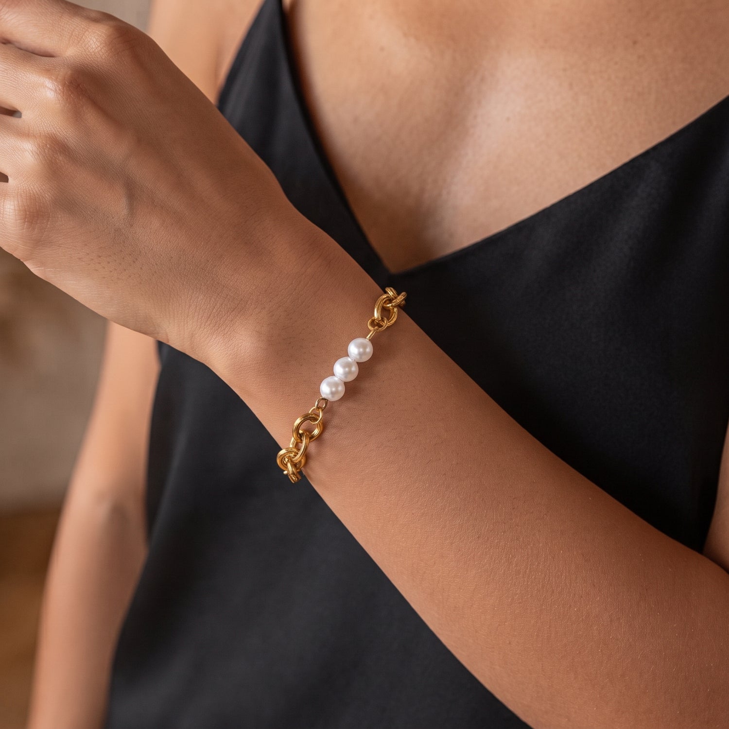 Pulseira Elo com Pérolas e Laço em Aço Inoxidável