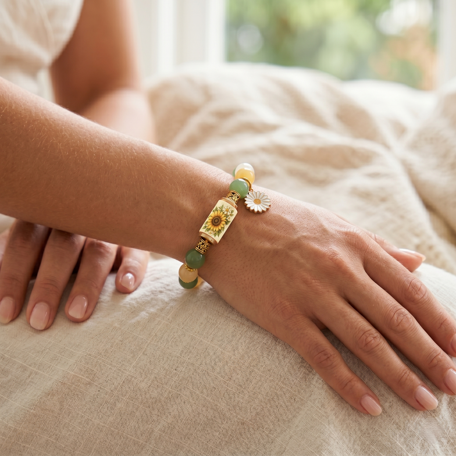 Pulseira Cruz em Calcedónia Branca com Banho de Ouro