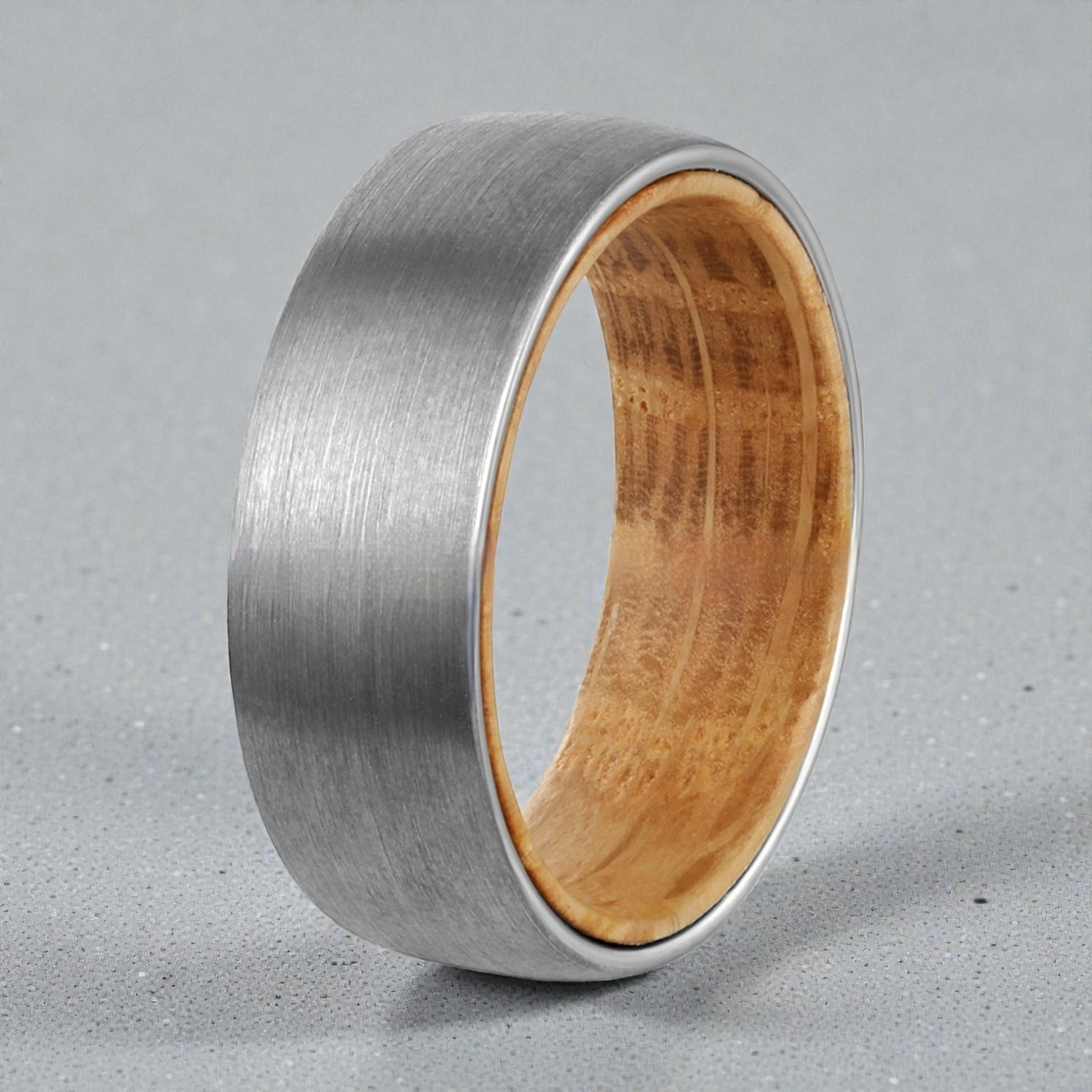 Anel de Tungsténio com Interior em Madeira de Barril