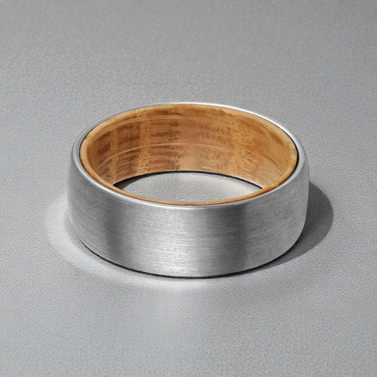 Anel de Tungsténio com Interior em Madeira de Barril