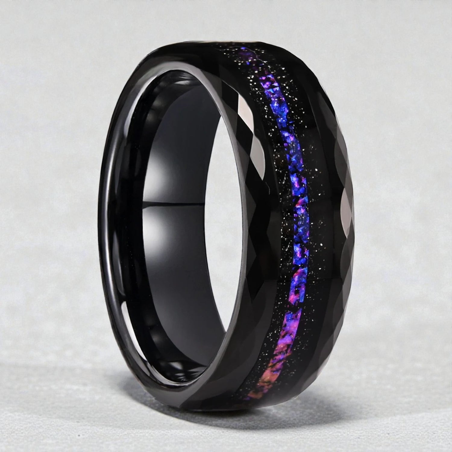 Anel de Tungsténio Facetado com Incrustação Aurora