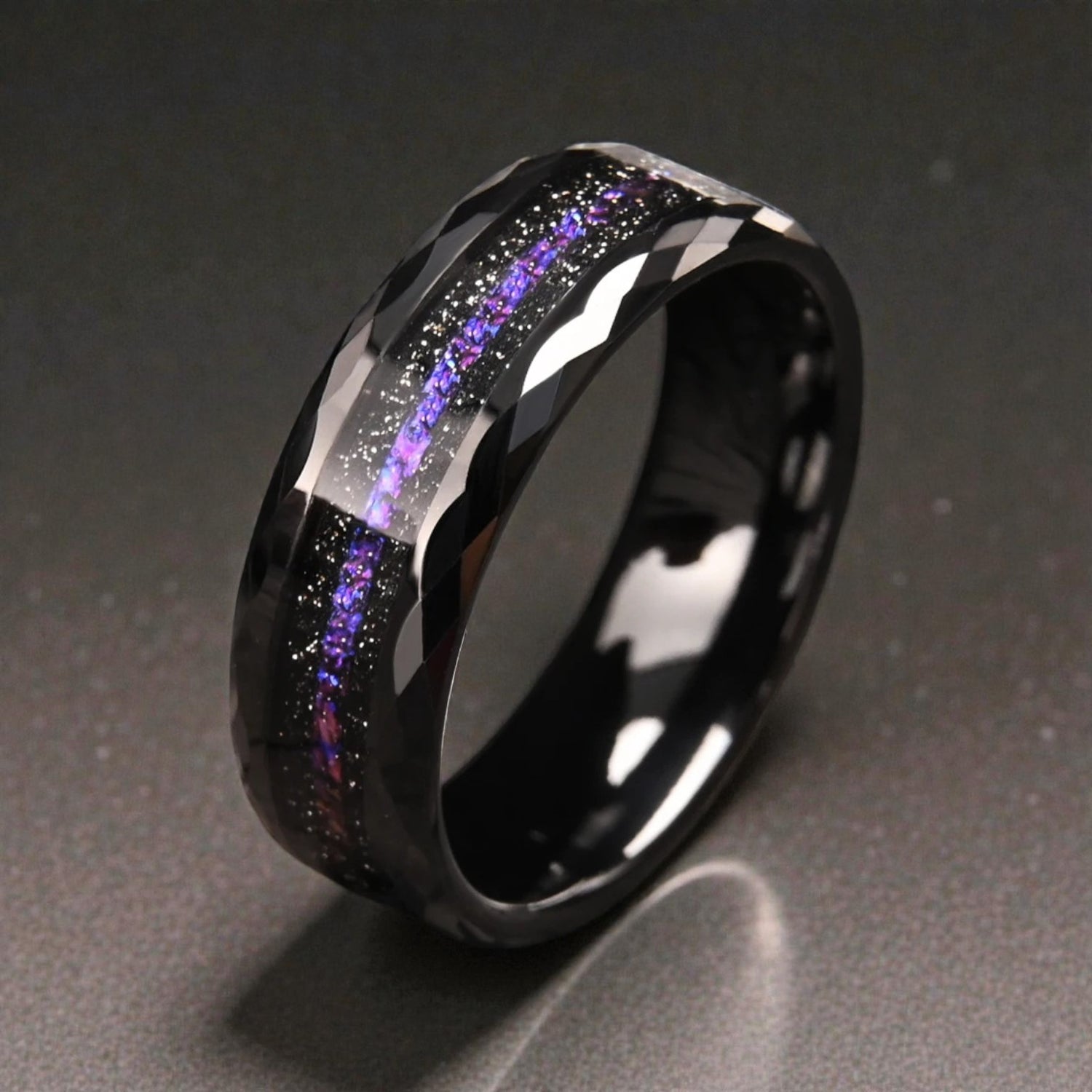 Anel de Tungsténio Facetado com Incrustação Aurora