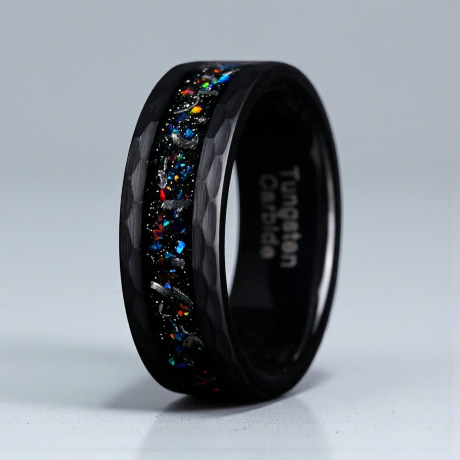 Anel de Tungsténio com Opala Iridescente