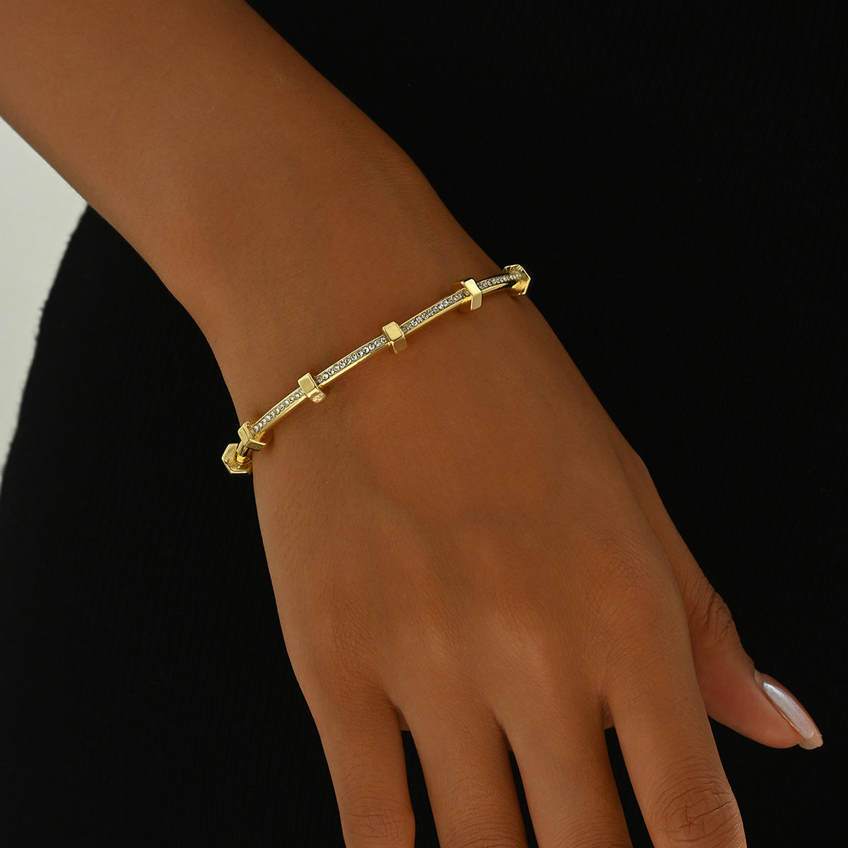 Pulseira Bangle com Zircónias