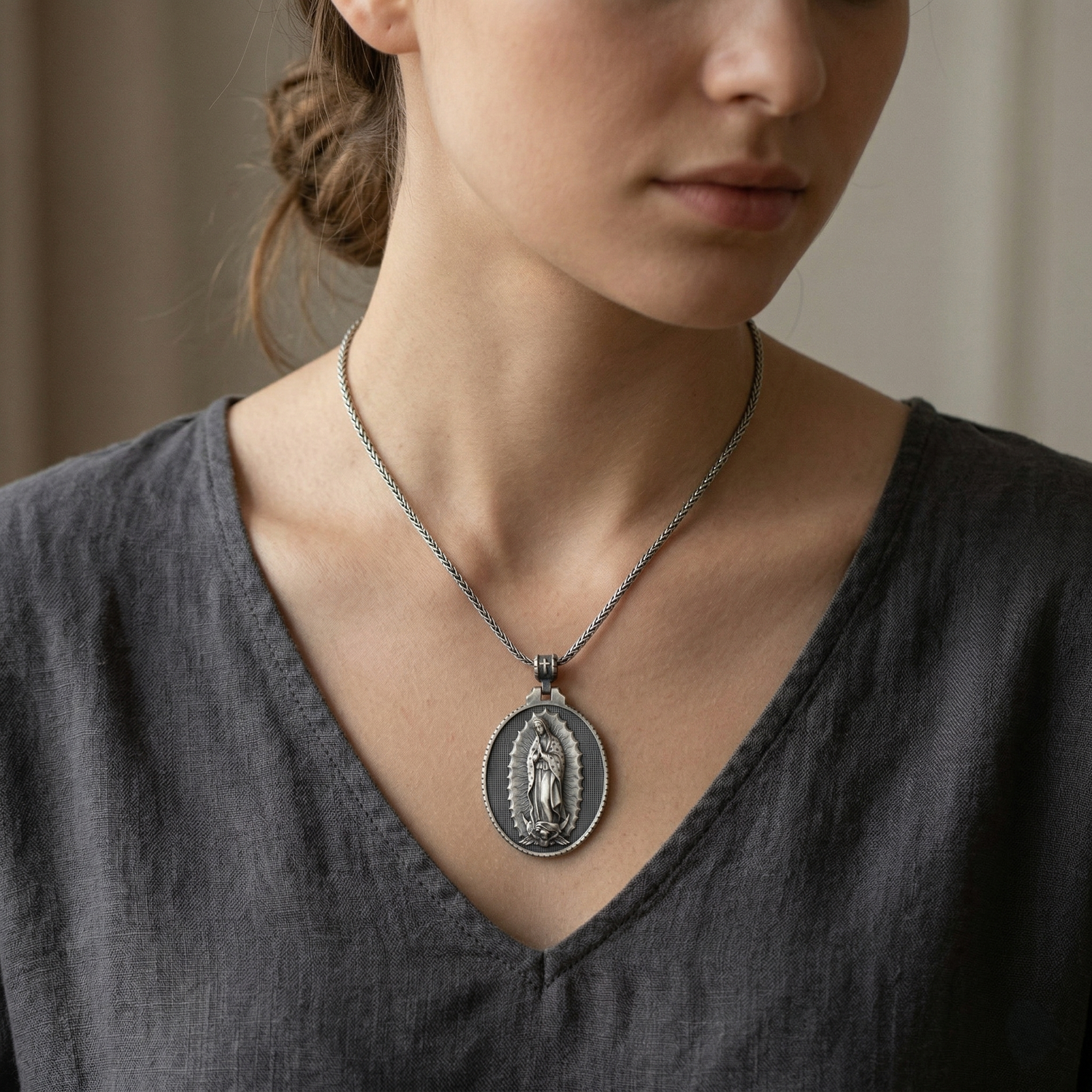 Colar com Pendente da Virgem Maria