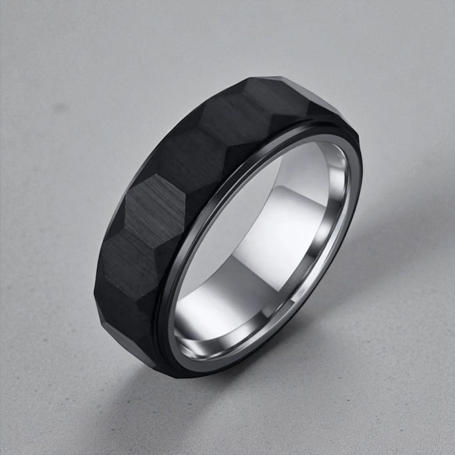 Anel Facetado em Aço de Tungsténio Escovado