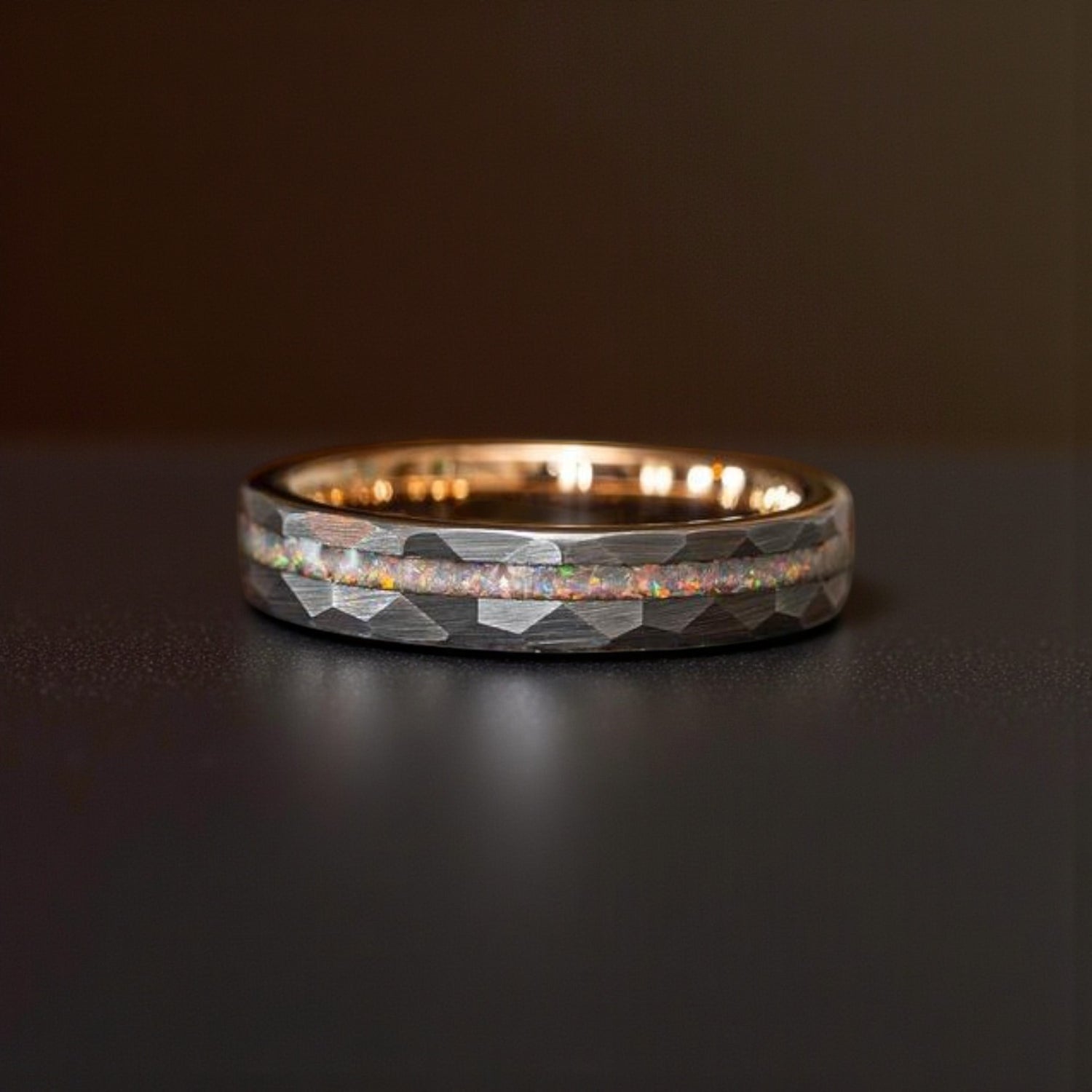 Anel de Tungsténio com Incrustação de Opala Íris