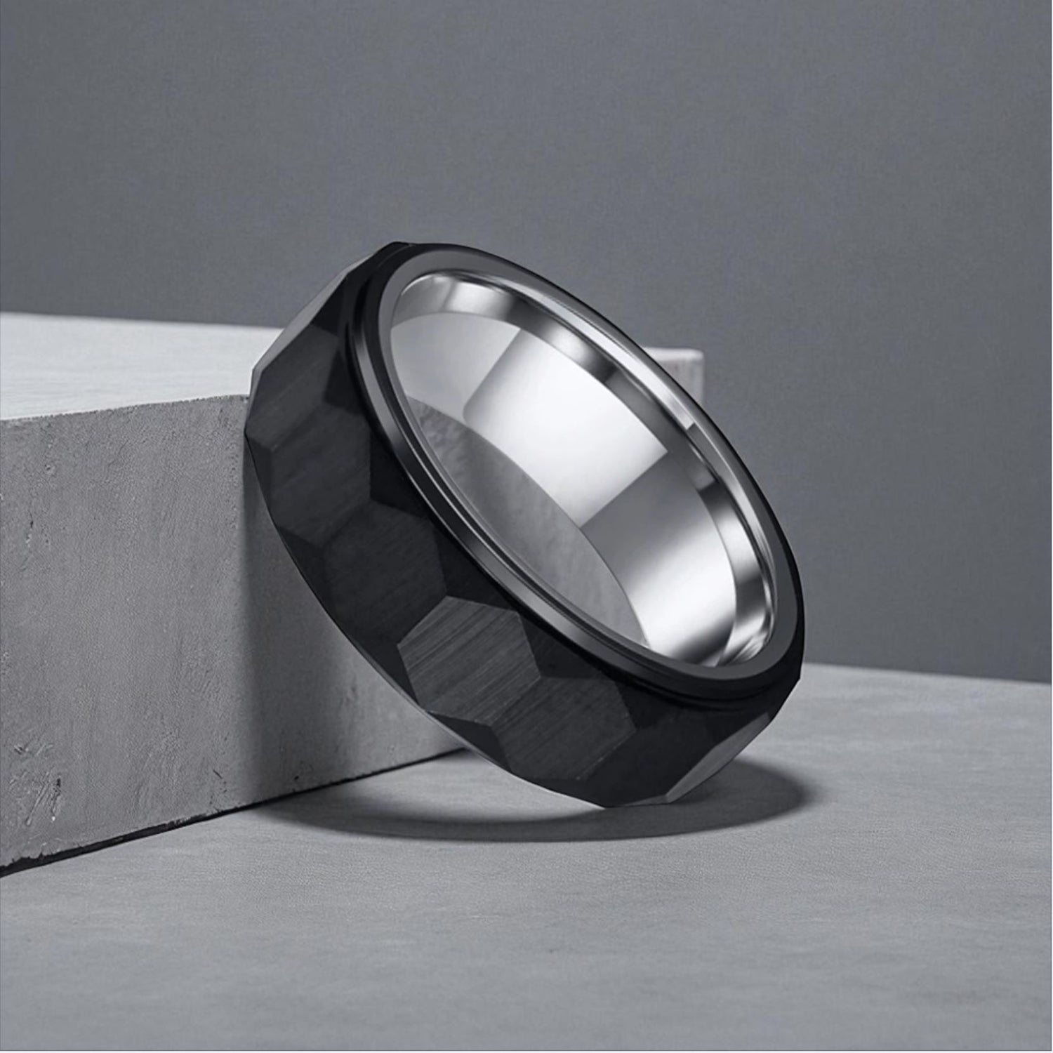 Anel Facetado em Aço de Tungsténio Escovado